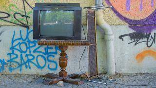 Ein alter Röhrenfernseher ist mit anderem illegalen Mülll am 10.08.2022 in Berlin auf der Straße abgestellt worden. (Quelle: Picture Alliance/Schoening)