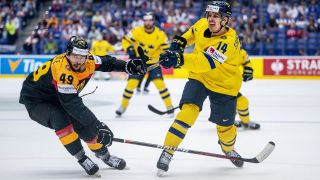 Der deutsche Nationalspieler Lukas Kalbe im Duell mit dem Schweden Joel Eriksson Ek bei der Eishockey-WM (imago images/Bildbryan)