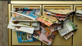 Briefkästen mit überquellender Werbung befüllt (Bild: imago/Schöning)