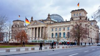 Besucher vor dem Bundestag (Bild: COLOURBOX/Roman Babakin)