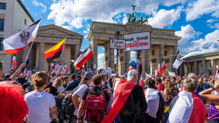 Teilnehmer*innen der Anti-Corona Großdemo in Berlin am 29.08.2020 © picture alliance / SULUPRESS.DE