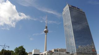 Fernsehturm und Hotel Park Inn auf dem Alexanderplatz in Berlin (Bild: dpa)