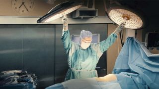 Chirurg richtet OP-Lampen auf Patientenbauch aus (Quelle: rbb/DOCDAYS Productions)
