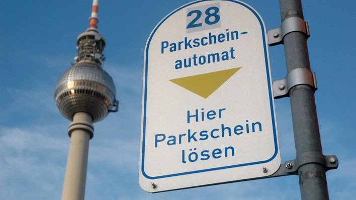 Parkscheinautomat vor dem Fernsehturm in Berlin (Quelle: imago/Steinach)
