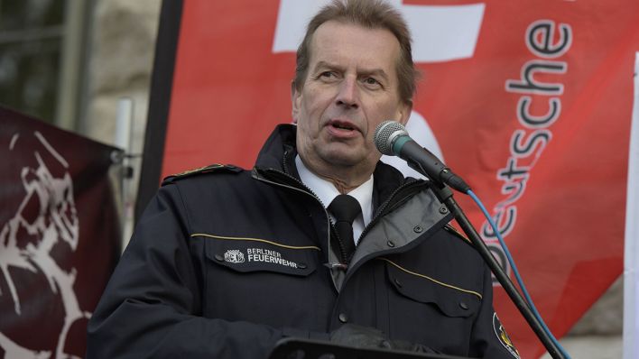 Landesbranddirektor Wilfried Gräfling spricht bei einer Kundgebung von Feuerwehrleuten der Berliner Berufsfeuerwehr für mehr Personal (Quelle: imago/Seeliger)