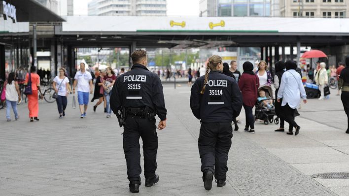 Polizeibeamte patrouillieren am Berliner Alexanderplatz (Quelle: imago/Seeliger)