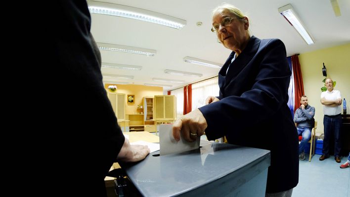 Eine Wählerin wirft ihren Stimmzettel in einem Wahllokal in Berlin-Weißensee in die Wahlurne zur Abgeordnetenhauswahl in Berlin (Quelle: imago/Seeliger)