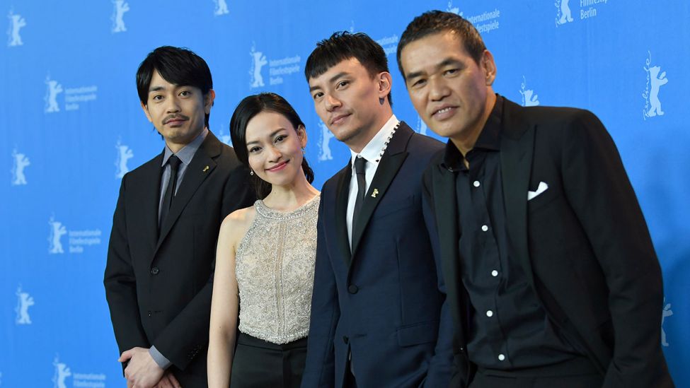 Die Schauspieler Sho Aoyagi (l-r), Yao Yiti, Chang Chen und der Regisseur Sabu präsentieren am 13.02.2017 ihren Film "Mr. Long" auf der Berlinale (Quelle: dpa/ Jens Kalaene)