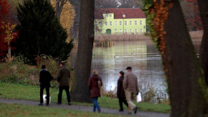 Spaziergänger in Brandenburg am Ufer des Heiligen Sees in Potsdam. (Quelle Archivbild: imago/Uwe Steinert)