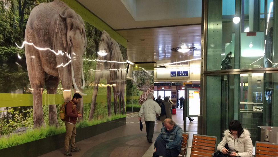 Bahnhof Zoo - Werbung für den Zoologischen Garten (Quelle: rbb/Doris Anselm)
