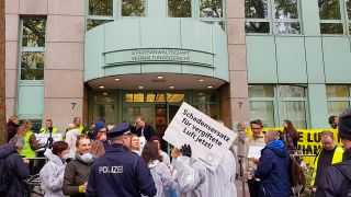Demonstranten vor dem Verwaltungsgericht. (Quelle: rbb/R. Avram)