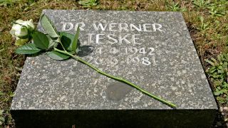 Weiße Rose auf dem Grabmal von Dr. Werner Teske auf dem Südfriedhof in Leipzig (Quelle: Imago Images/Star-Media)
