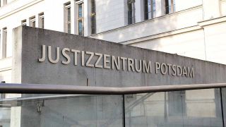 Eingang zum Justizzentrum Potsdam (Quelle: imago images/Martin Müller)
