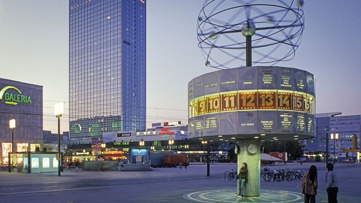 Alexanderplatz in der Dämmerung, Weltzeituhr (Quelle: dpa/Henkelmann)