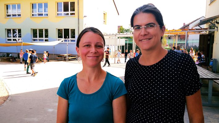 Seiteneinsteigerin Anja Voß und Schulleiterin Romy Suckow auf dem Pausenhof der Puschkinschule in Angermünde (Quelle: rbb/Brockhausen)