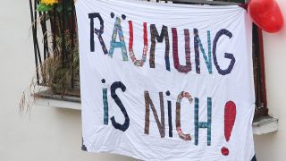 "Räumung is nich!" steht in Berlin auf einem Banner an einem Haus, in dem geräumt werden soll (Quelle: dpa/Schuh).