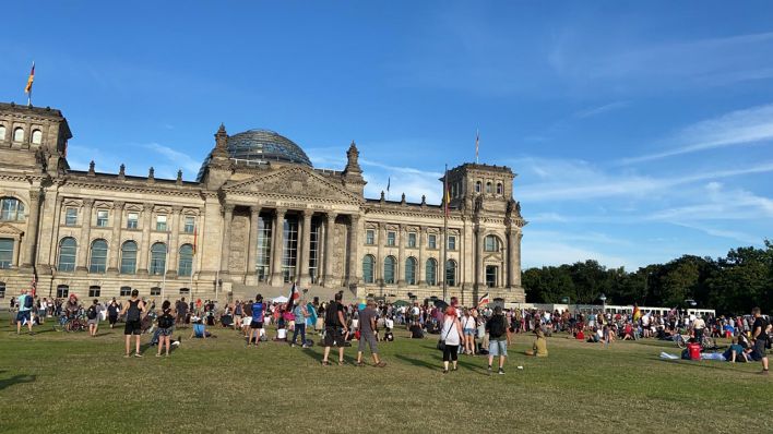 Demonstrierende vor dem Reichstag in Berlin. (Quelle: rbb/H. Daehler)