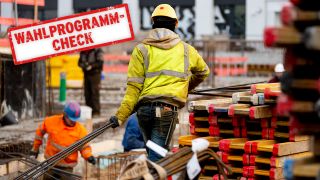 Symbolbild, Grafik: Ein Bauarbeiter trägt auf einer Baustelle nahe des Alexanderplatzes Stahlstangen. (Quelle: dpa/C. Soeder/rbb24)