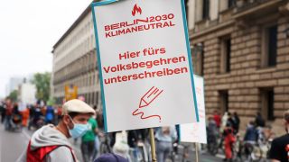 Archivbild: Berlin Klimaneutral 2030 - Unterschriften werden bei einer Demo in Berlin gesammelt. (Quelle: imago images/E. Contini)