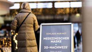 Ein Hinweisschild für den Zutritt mit der 2G-Regel (genesen, geimpft) zeichnet sich ab an einem Geschäft auf der Schlossstrasse in Berlin. (Quelle: dpa/Florian Gaertner)
