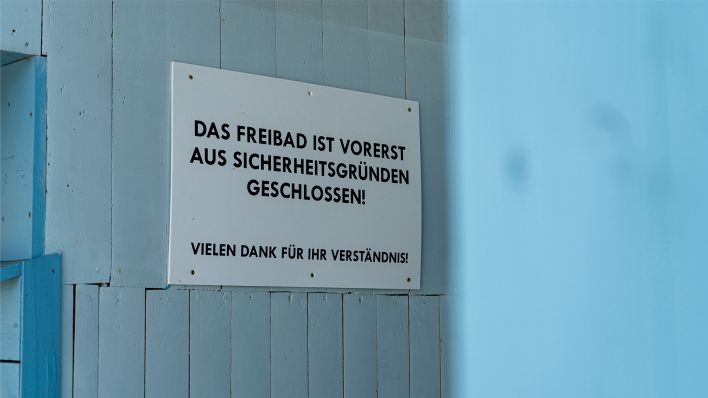 Der Eingang des Freibades in Strausberg. Dieses Schild sehen alle Besucher, seit das Freibad geschlossen ist, 20.07.2022 (Quelle: rbb / Hinze).
