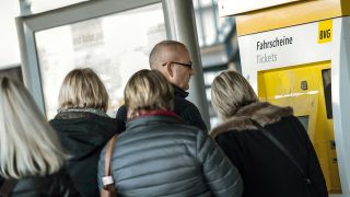 Symbolbild: Reisende stehen am 10.12.2015 auf dem Flughafen Schönefeld vor einem Fahrkartenautomaten der bvg. (Quelle: dpa/Paul Zinken)