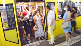 Archivbild: Fahrgäste steigen in eine U-Bahn der BVG. (Quelle: imago images/P. Meißner)