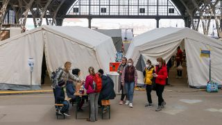Archivbild: Ankunft von geflüchteten Menschen aus der Ukraine an einem Hauptbahnhof. (Quelle: dpa/J. Woitas)