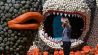 Ein Frau macht auf der 19. Berlin-Brandenburgischen Kürbisausstellung auf dem Spargelhof Buschmann und Winkelmann ein Selfie vor dem aus Kürbissen gestaltetem Maul eines Hais.(Foto: Jens Kalaene/dpa)