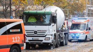 Archivbild: Ein Betonmisch-Fahrzeug steht an der Bundesallee in Berlin-Wilmersdorf, wo eine Radfahrerin bei dem Verkehrsunfall mit einem Lastwagen lebensgefährlich verletzt wurde. (Quelle: dpa/P. Zinken)