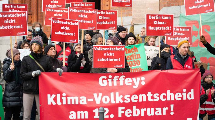 Mit einem Banner mit der Aufschrift "Giffey: Klima-Volksentscheid am 12. Februar!" sowie Schildern und lauten Sprechchören stehen Aktivisten und Unterstützer von Campact vor Beginn der Berliner Senatssitzung vor dem Roten Rathaus. (Foto:Lena Lachnit/dpa