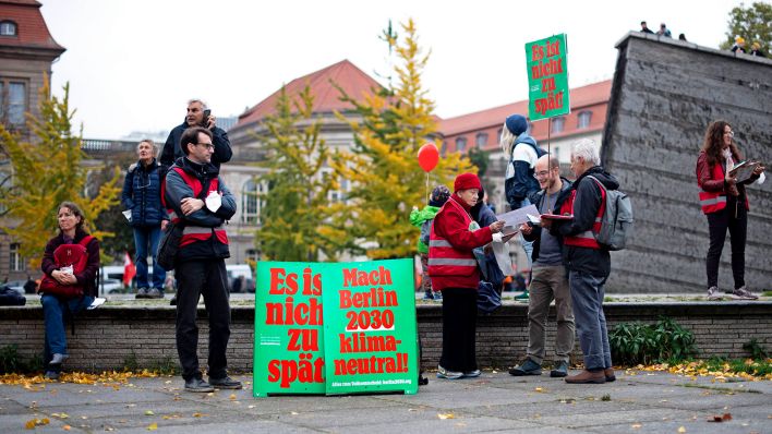 Archivbild:Aktivisten vom Volksbegehren Berlin 2030 Klimaneutral am 22.10.2022 bei einer Unterschriftenaktion mit Plakaten.(Quelle:imago images/IPON)