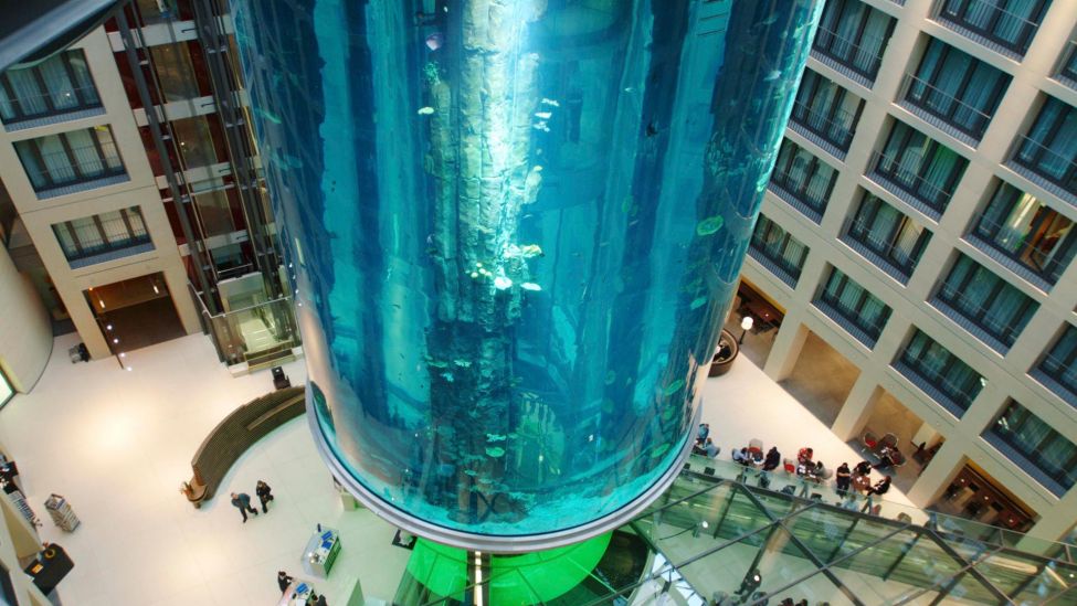 quaDom, mit dem Fahrstuhl befahrbares Aquarium. (Quelle: dpa/Jochen Tack)