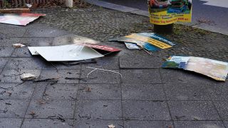 Zerstörte Wahlplakate am 09.01.2023 zur Wiederholungswahl zum Berliner Abgeordnetenhaus in der Baumschulenstraße in Treptow-Köpenick. (Quelle: dpa/Thomas Bartilla)