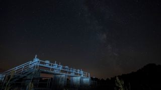 Die Milchstraße ist im Sternenpark Westhavelland hinter einem Wehr am Fluss Dosse zu sehen. (Quelle: dpa/Stephan Schulz)