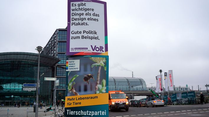Plakate von Volt Europa und der Tierschutzpartei am 23.01.2023 am Berliner Hauptbahnhof. (Quelle: dpa/Zapotocky Ales)