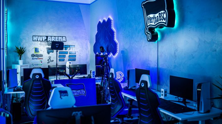 Der Raum der Hertha eSportler mitsamt blauem Licht, zahlereichen Bildschirmen, Konsolen und Stühlen (Bild: Hertha BSC Creation/Philipp Seidel)