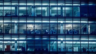 Wenige Menschen arbeiten am späten Nachmittag in einem Bürogebäude am Kurfürstendamm (Quelle: DPA/Michael Kappeler)