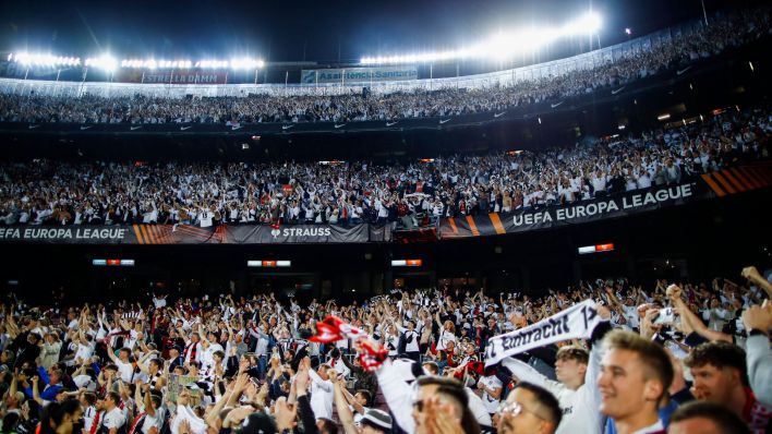30.000 Fans von Eintracht Frankfurt übernahmen beim Europa League-Auswärtsspiel gegen Barcelona das Camp Nou (Bild: NurPhoto)