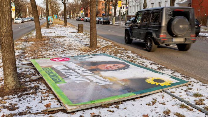 Ein Wahlplakat der Berliner Grünen liegt in einer Straße auf dem Grünstreifen. (Quelle: imago-images/Stefan Zeitz)