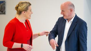 Franziska Giffey (SPD), Regierende Bürgermeisterin von Berlin, und Kai Wegner, Vorsitzender der CDU Berlin, unterhalten sich nach einem Pressetermin zur Vorstellung des ausgehandelten Koalitionsvertrags. (Quelle: dpa/Monika Skolimowska)