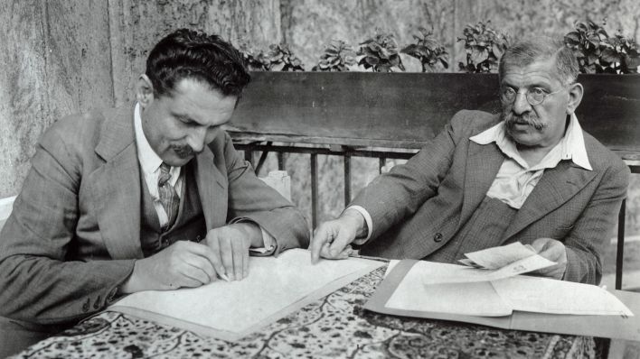 Magnus Hirschfeld (rechts) und Mitarbeiter. Foto um 1930. (Quelle: dpa/akg-images)