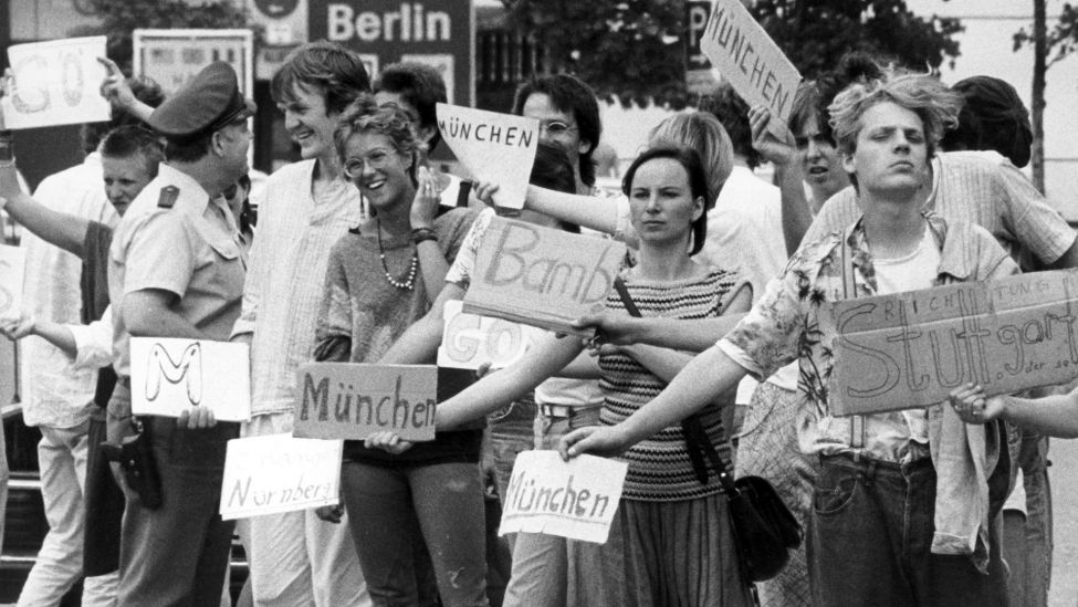 Archivbild: Pünktlich zu Beginn der Ferien in Berlin nimmt auch die Zahl derer zu, die eine günstige Mitfahrgelegenheit nach Westdeutschland suchen, wie diese Tramper am Kontrollpunkt Dreilinden am 20.07.1985 (Quelle: dpa / Roland Holschneider).