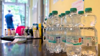 Wasserflaschen stehen in dem Aufenthaltsraum in der Notunterkunft der Hitzehilfe für wohnungs- und obdachlose Menschen im Bezirk Schöneberg. (Foto: dpa)