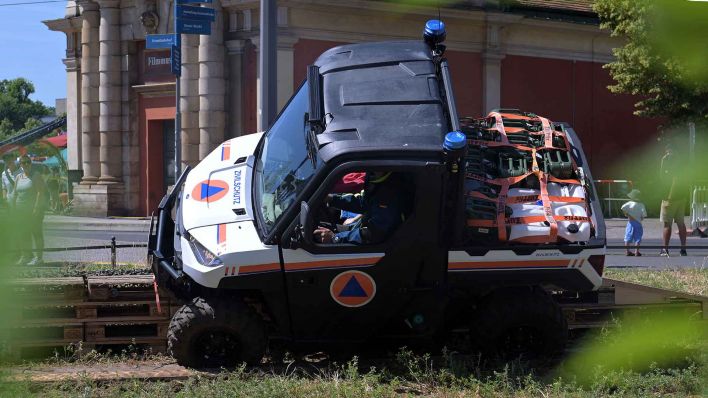 Besucher des „Tag des Bevölkerungsschutzes" in Potsdam fahren mit einem Fahrzeug des Zivilschutzes in einem Testparcours. (Foto: dpa)