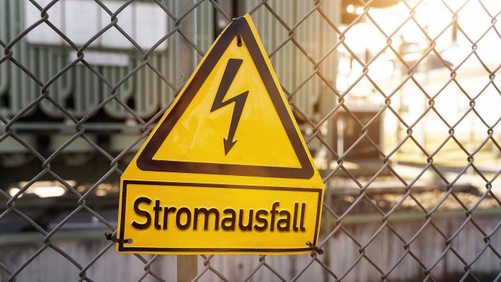 Symbolbild: Schild an einem Zaun mit der Aufschrift: Stromausfall. (Quelle: dpa/M. Bihlmeyer)