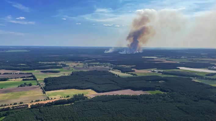 Luftaufnahme vom Waldbrand in Jüterbog. (Quelle: rbb)