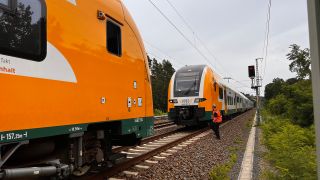 RE1-Strecke kurz vor Erkner wieder frei - Reisende aus Zug evakuiert (Quelle: rbb/Martin Krauß)