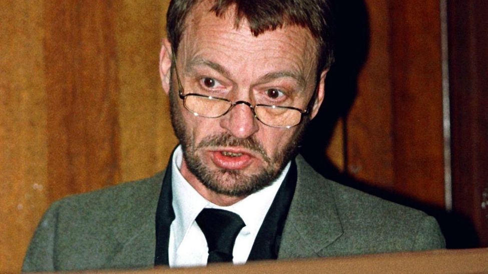 Archivbild: Der Angeklagte Johannes Weinrich ordnet am 20.3.1996 im Berliner Landgericht seine Unterlagen. (Quelle: dpa/RTR-Pool/DB Reinhard Krause)
