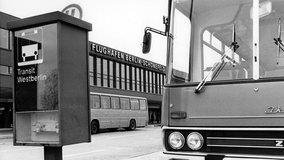 Ein Busbahnsteig ausschließlich für den Transitverkehr nach Westberlin ist am 10.11.1980 vor dem neuen Abfertigungsgebäude des Ostberliner Flughafens Schönefeld zu sehen. (Quelle: dpa/Chris Hoffmann)